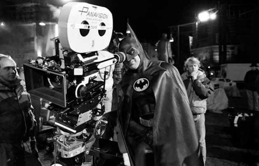 Michael Keaton vestido de Batman nos bastidores