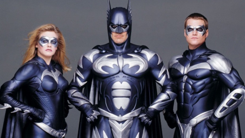 Batgirl (Alicia Sylvestone), Batman (George Clooney) e Robin Chris O'Donell