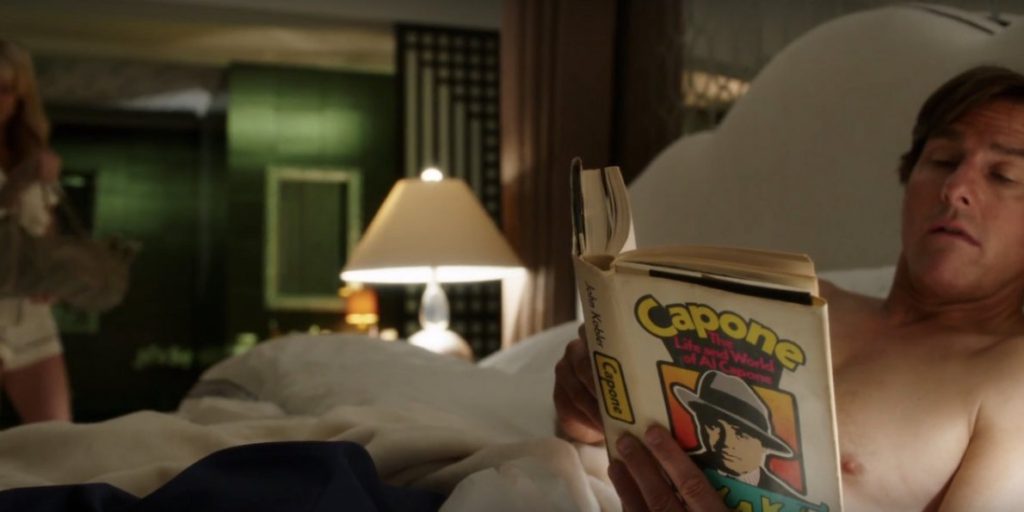 Tom Cruise lendo o livro de Al Capone (reading a capone's book